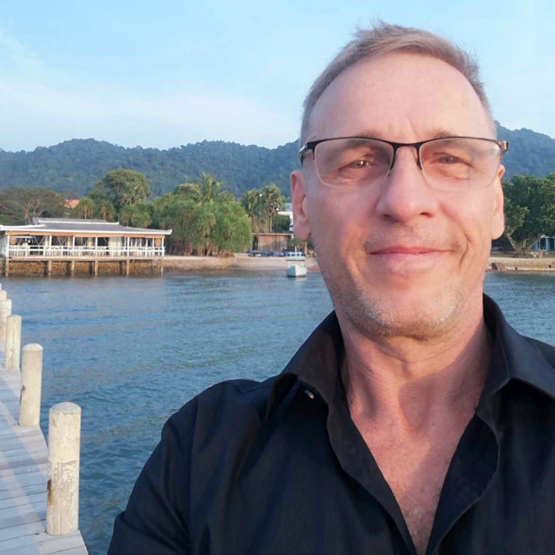 Andreas Stöcker auf einem Bootssteg an der Küste von Kep.